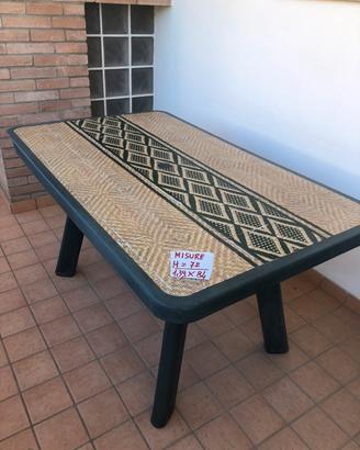 Tavolo molto resistente