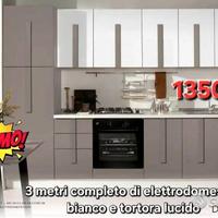 Cucina con elettrodomestici