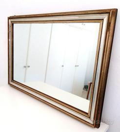 Specchio con cornice in legno