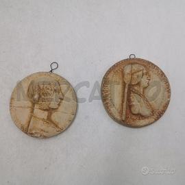 MEDAGLIE PZ. 2 I GESSO VISO DONNA IN RILIEVO CELLA
