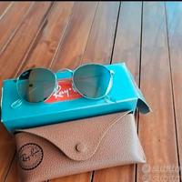 Occhiali da sole Ray-Ban.