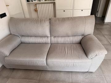 Divano grigio perla fisso in tessuto