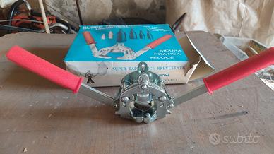 Tappatrice per tappi a corona