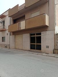 Immobile indipendente su due livelli e magazzino