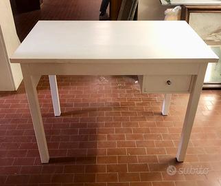 Scrivania bianca con cassetto