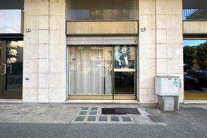 NEGOZIO A TORTONA