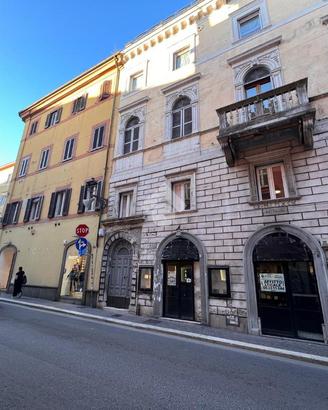 NEGOZIO A ALBANO LAZIALE