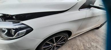 MERCEDES-BENZ B180 ANNO 2015 - PARAFANGO SINISTRO