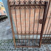 Cancelli pedonali antichi in ferro battuto.