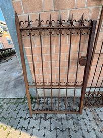 Cancelli pedonali antichi in ferro battuto.