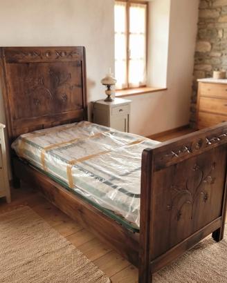 Letto Singolo Antico in Legno Massello Finemente I