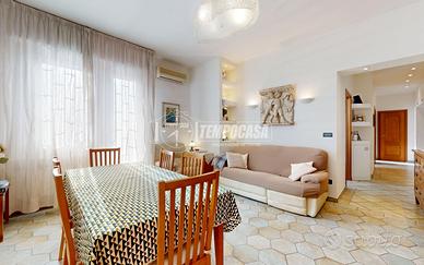 Cinquelocali con due balconi, cantina e garage.