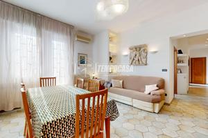 Cinquelocali con due balconi, cantina e garage.