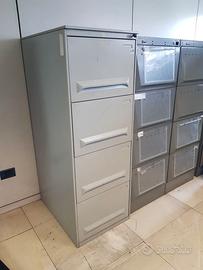 Raccoglitori in metallo.