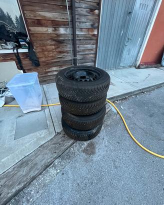 Treno di cerchi con gomme 4 stagioni