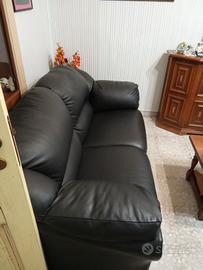 Divano in pelle nera