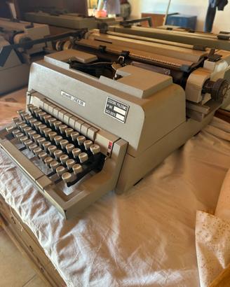 2 Macchine da scrivere Olivetti linea 98 anni 80