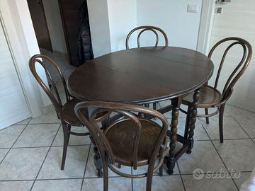 Tavolo antico pieghevole e sedie rustiche