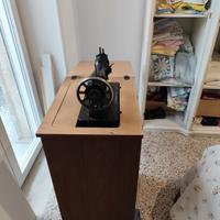 Macchina da cucire d'epoca con mobile a scomparsa 