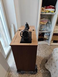 Macchina da cucire d'epoca con mobile a scomparsa 