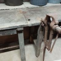 Tavolo da lavoro con morsa