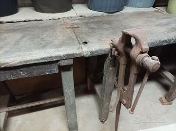 Tavolo da lavoro con morsa