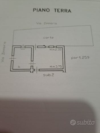 Immobile situato su una piazzetta di vecchia cost