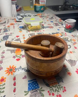 schiaccianoci con martelleto legno vintage