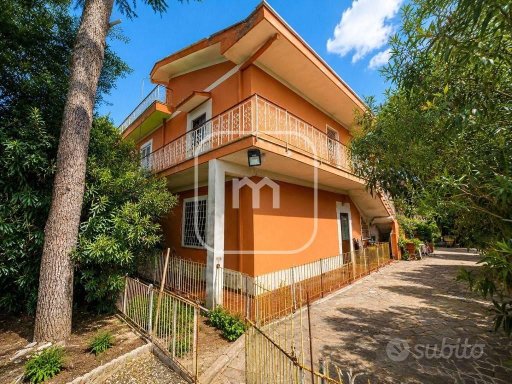Rustico / Casale di 392 m² con più di 5 locali a R - Vista 2