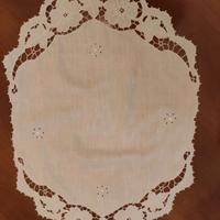 centro tavola in lino ricamato 