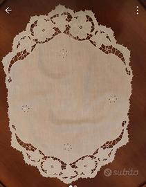 centro tavola in lino ricamato 