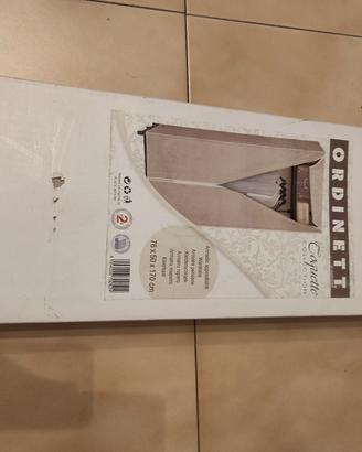 armadio ordinet per casa o campeggio 