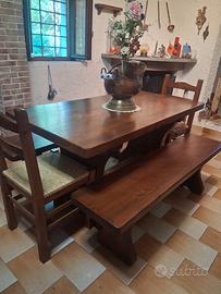 tavolo, panche e sedie di legno massello