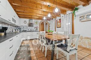 Villa di 230 m² con più di 5 locali a Romano d'Ezz