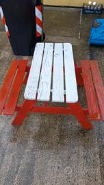 piccolo tavolo con panche in legno 