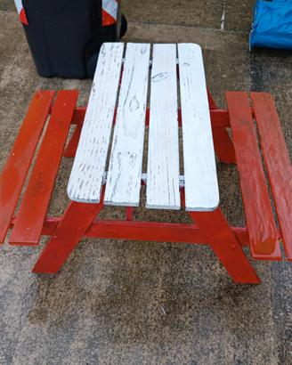 piccolo tavolo con panche in legno 