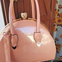 Borsa bauletto rosa con chiusura gioiello