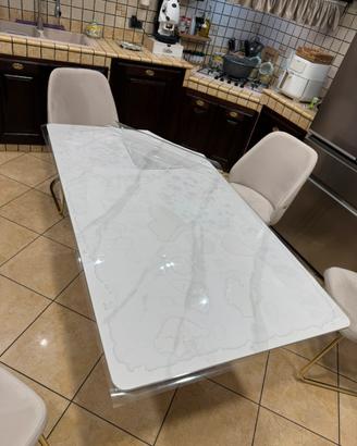 Tavolo in gres porcellanato con base dorata