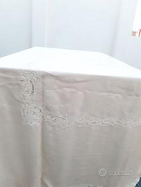 Tovaglia in lino ricamata copritutto con intarsi