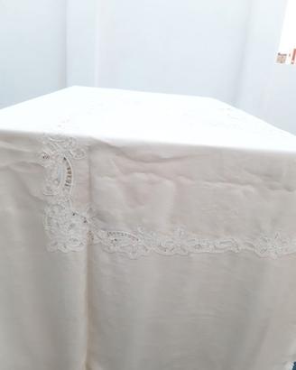 Tovaglia in lino ricamata copritutto con intarsi