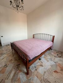 Letto matrimoniale struttura legno e ferro – stile