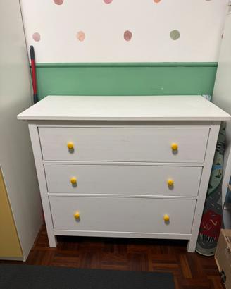 Cassettiera Hemnes 3 cassetti bianca con pomelli