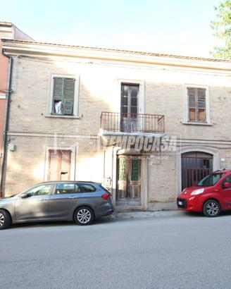 CASA INDIPENDENTE SU TRE PIANI CON CORTE - DA RIST
