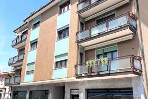 Tre negozi C/1 con ampie vetrine e 3 posti auto