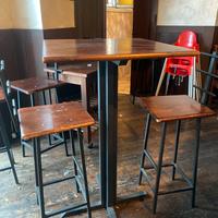 Tavolo alto con 2 sgabelli
