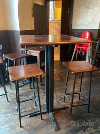 Tavolo alto con 2 sgabelli
