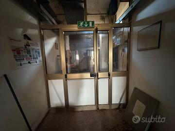 1 porta antipanico con struttura