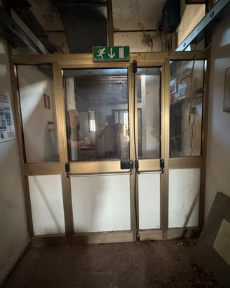 1 porta antipanico con struttura