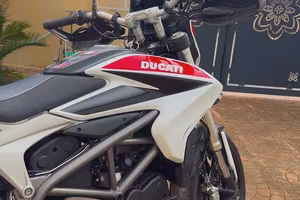 Hyperstrada 821