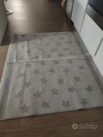 tappeto grigio da cameretta